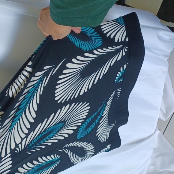 Heart Soul Vneck dress with feather like pattern, stretchy, tie waist, turquoise - Picture 3 of 8